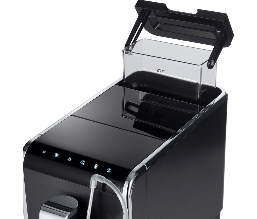 Detailaufnahme des »Esperto Pro« Tchibo Kaffeevollautomaten in Anthrazit mit geöffnetem Wassertank.