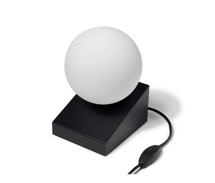 Tischleuchte »Glaskugel« mit schwarzem Sockel und Schalter am Kabel.