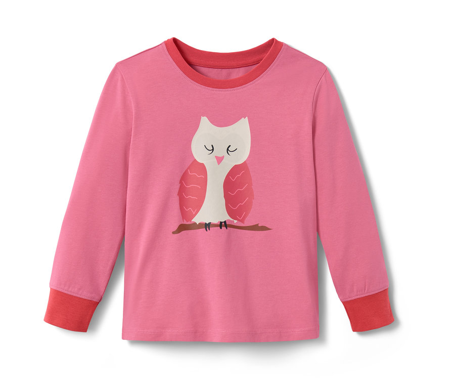 Pink-roter Pyjama mit einem Aufdruck einer Eule, die auf einem Ast sitzt.