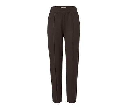 Dunkelbraune Joggpants mit Biese auf weissem Hintergrund.