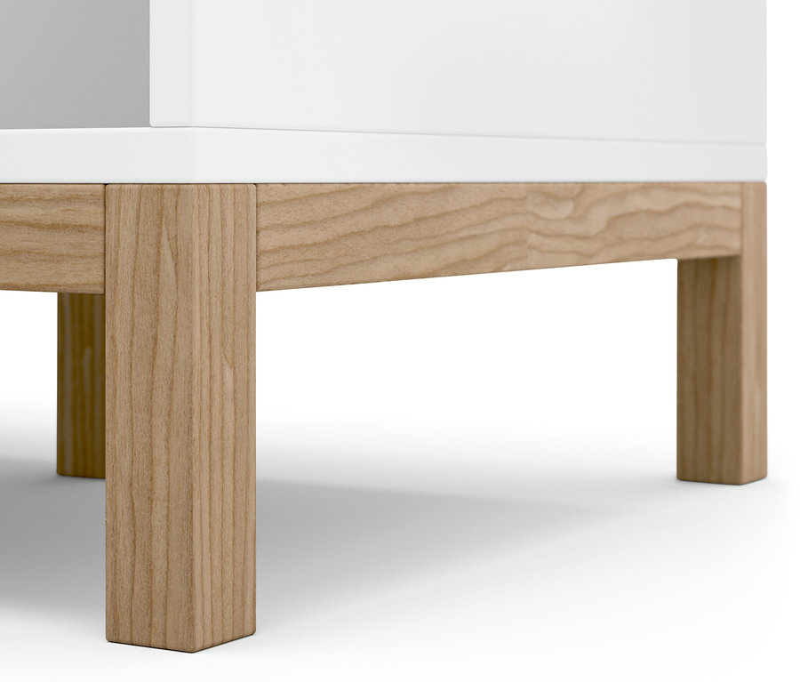 Detail einer Kommode mit Holzfüßen.