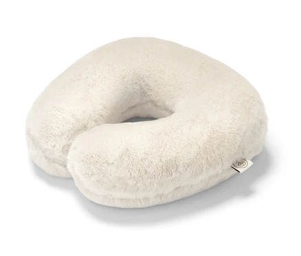 Ein cremefarbenes Memory-Foam-Nackenkissen.