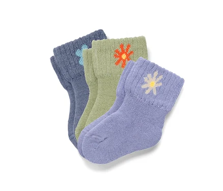 Drei Paar Babysocken mit Blumenmuster in Blau, Grün und Lila.