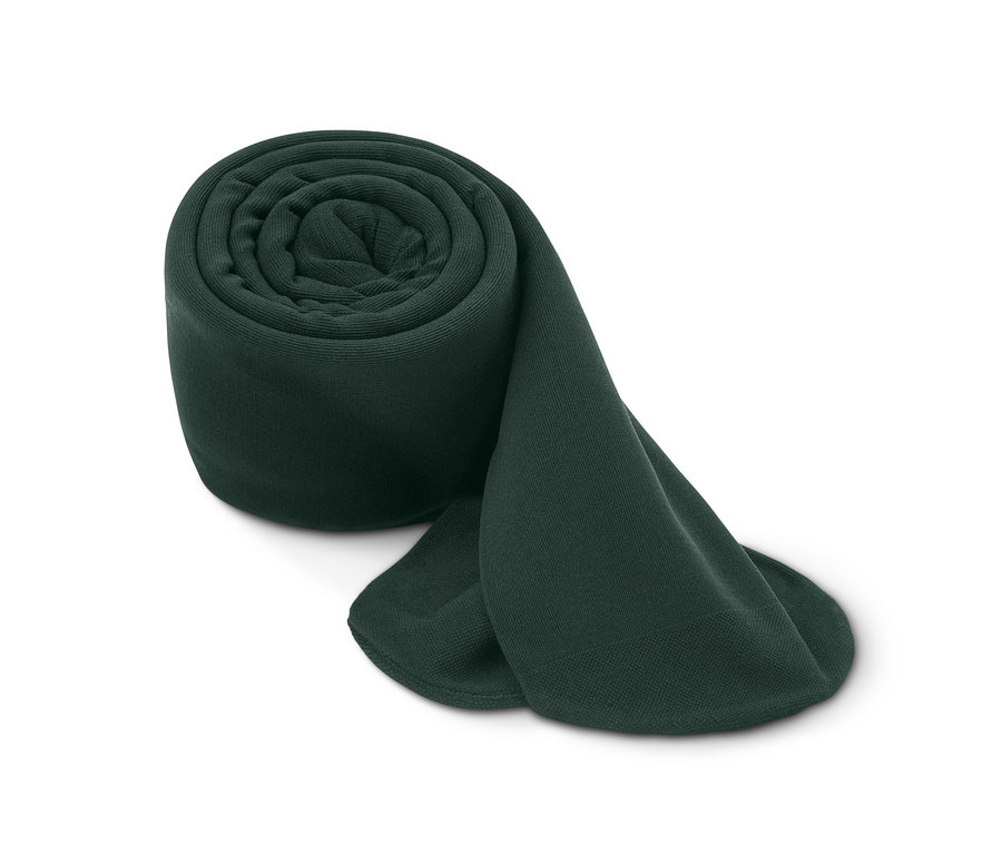 Eine zusammengerollte Thermostrumpfhose auf weißem Hintergrund.