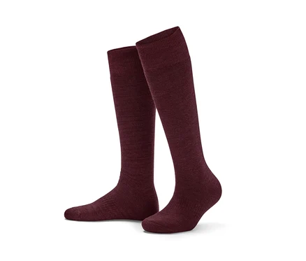 Zwei violette Thermo-Kniestrümpfe mit Merinowolle auf weißem Hintergrund.