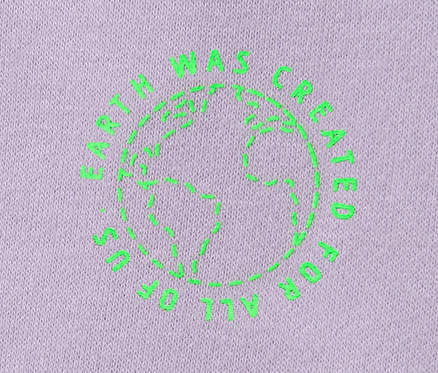 Detailaufnahme eines lila Kinder-Sweat-Hoodies mit einem Globus-Motiv und Schriftzug.