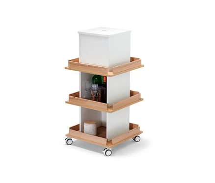 Weißer Regalturm mit Stauraum, drei Fächern und Rollen, auf denen Gläser, Flaschen und eine Dose stehen.