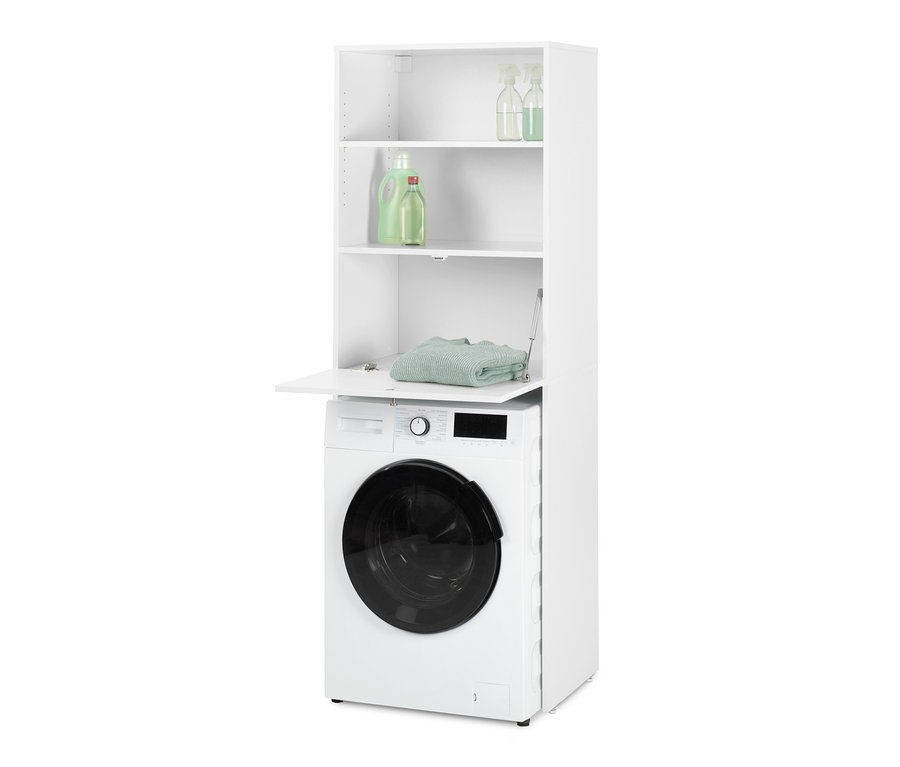 Ein weisser Waschmachinenschrank mit aufklappbarer Arbeitsfläche steht vor einer weissen Wand. Auf den Regalen stehen Waschmittel.