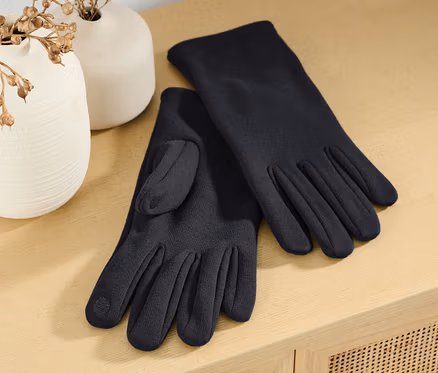 Auf einem Tisch liegen Sweathandschuhe neben zwei Vasen.