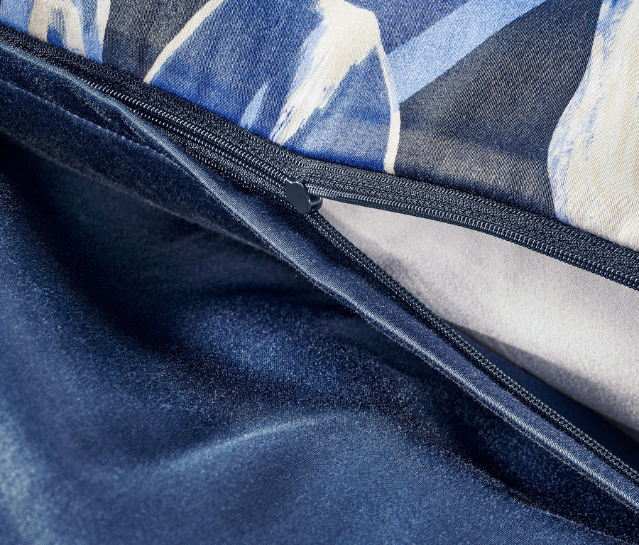 Detailaufnahme von floraler Satin-Bettwäsche mit Reißverschluss.
