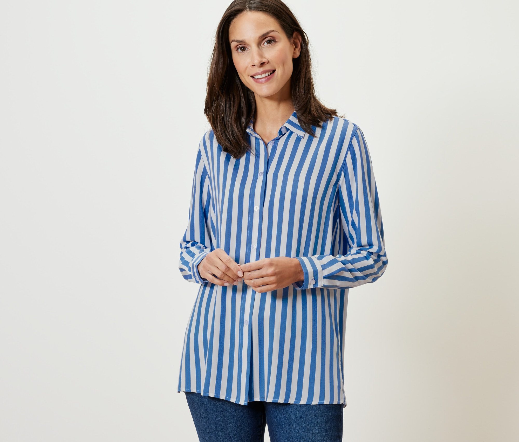 Frau trägt eine gestreifte Bluse.