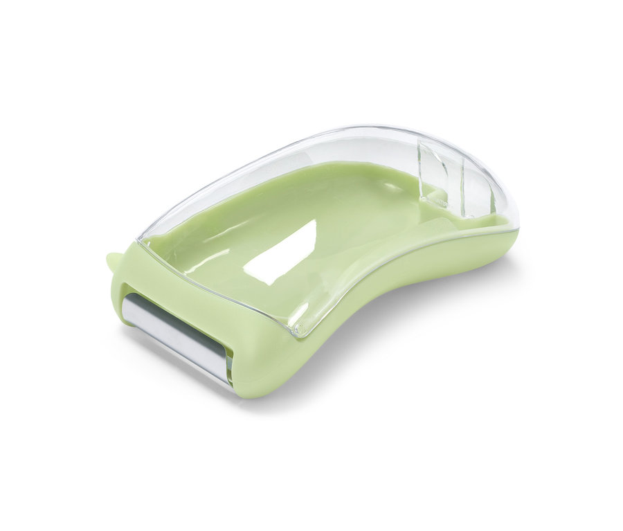 Ein hellgrüner Universalschäler mit Auffangbehälter und durchsichtiger Plastikabdeckung.