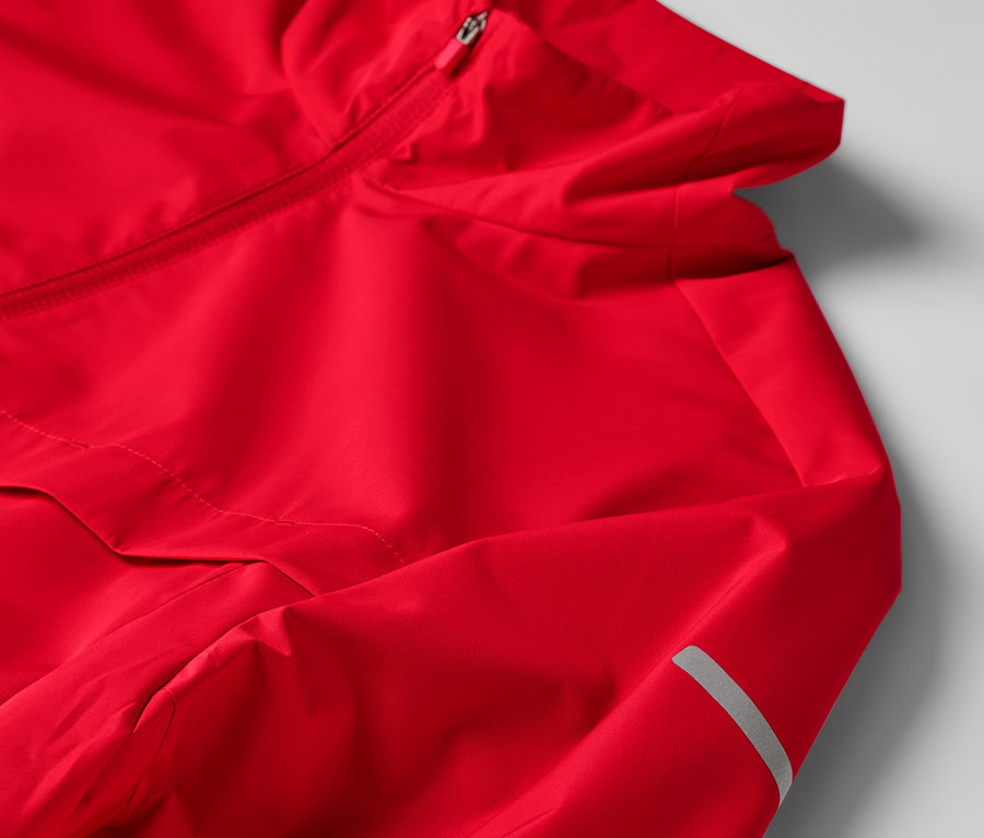 Detailansicht einer roten Windprotection-Funktionsjacke.