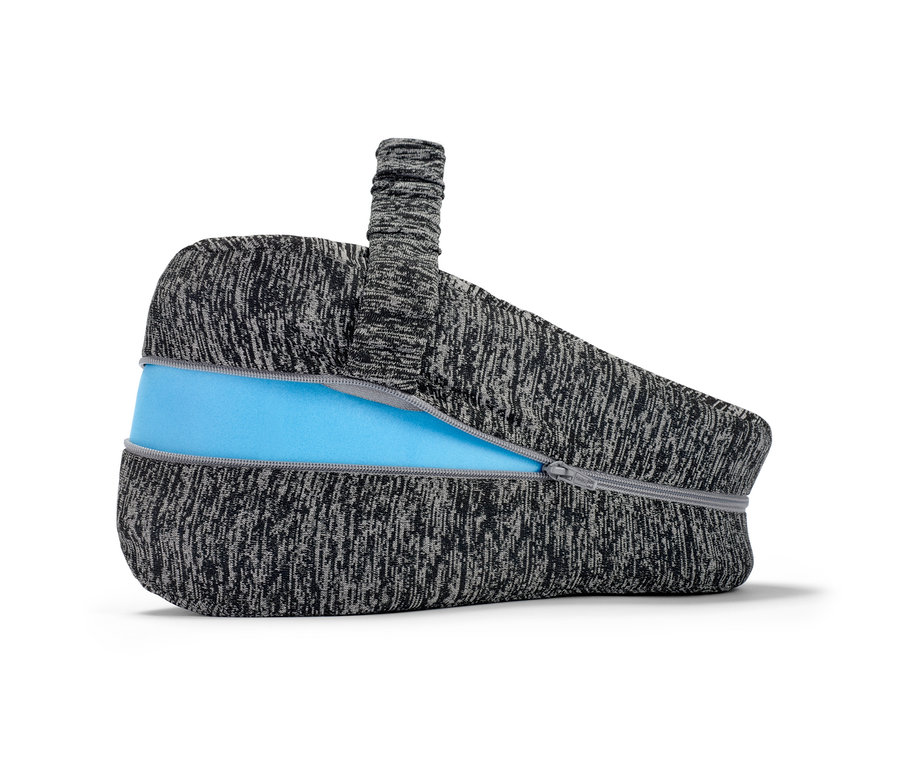 Ein ergonomisches Kniekissen für Seitenschläfer mit grau-schwarzem Bezug und blauem Einsatz.