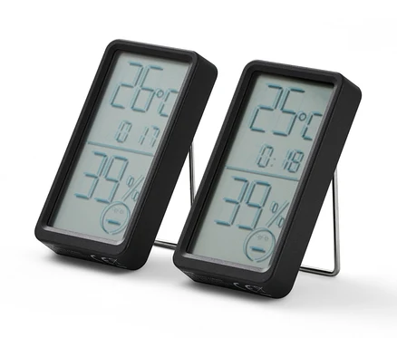 Zwei schwarze Raumthermometer mit Digitalanzeige zeigen Temperatur und Luftfeuchtigkeit.
