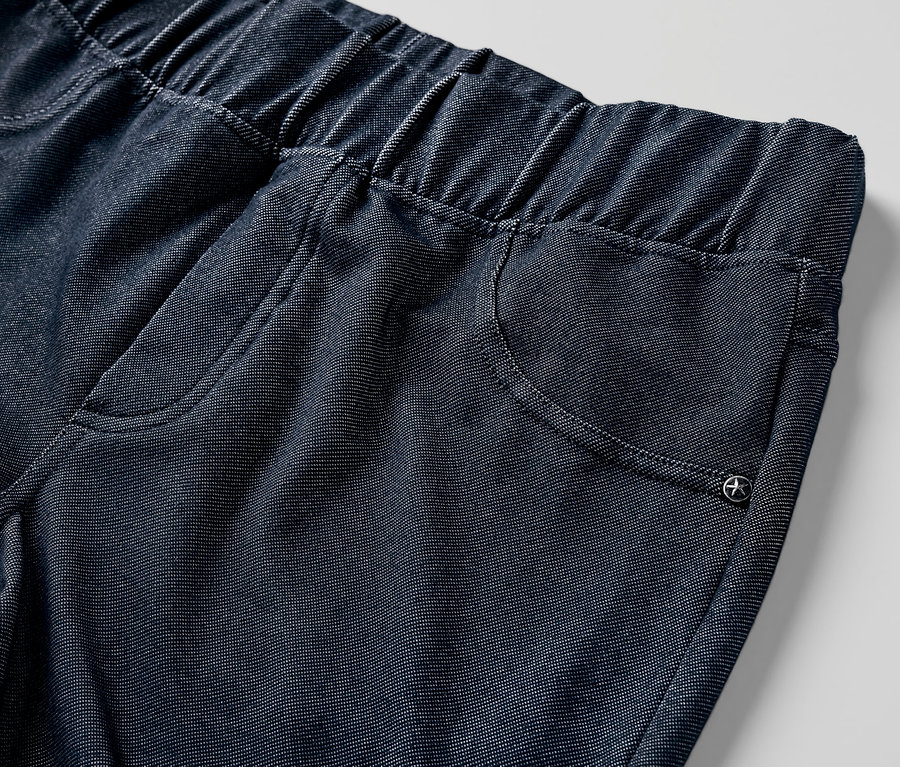 Detailaufnahme einer Leggings in Jeansoptik mit Gummibund.