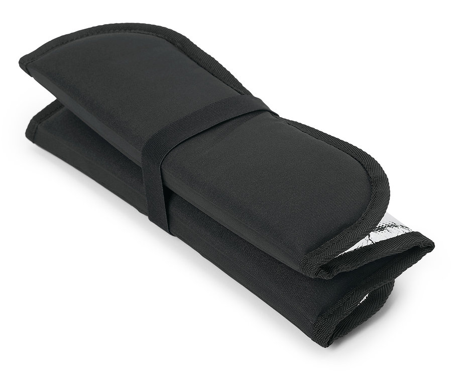 Schwarze Hülle mit Verschlussband.