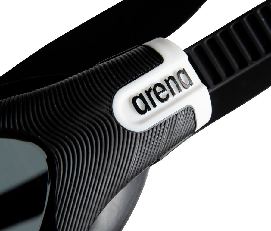 Detailaufnahme einer schwarzen arena Unisex-Schwimmbrille THE ONE PLUS.