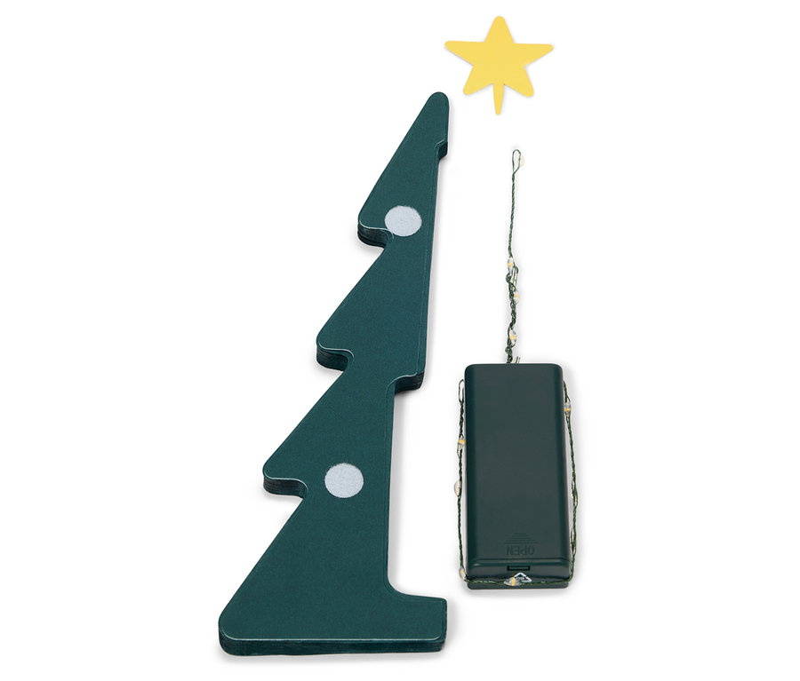 Dekorativer Holzbaum mit Stern und Lichterkette auf weißem Hintergrund.