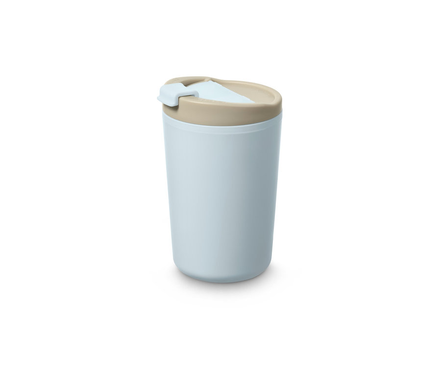 Ein Coffee-to-go-Becher vor einem weißen Hintergrund.