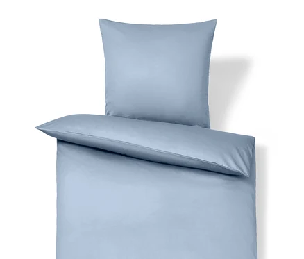 Hellblaue Kissen- und Bettdecke.