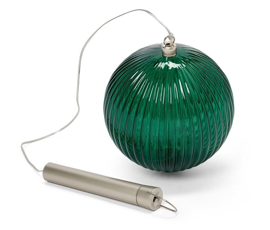Eine grüne Glaskugel mit strukturierter Oberfläche, die mit einem Draht an einem silberfarbenen zylindrischen Rohr befestigt ist.