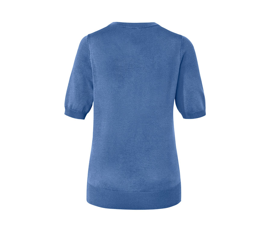 Blauer Feinstrickpullover.