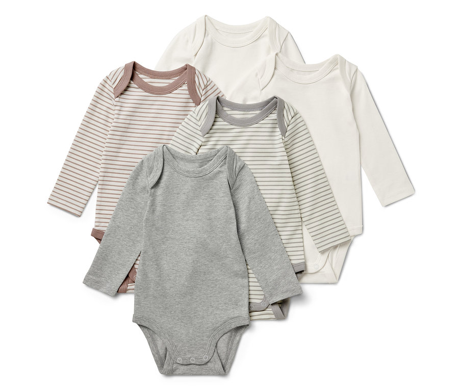 Fünf Baby-Bodys mit langen Ärmeln in Grau, Creme und gestreift.