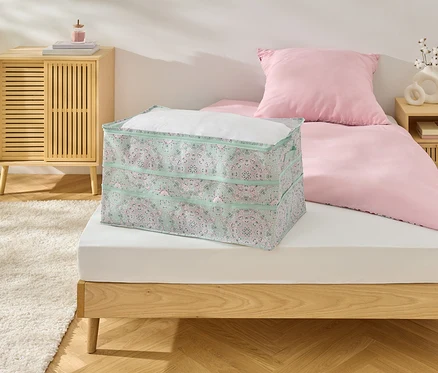 Ein Jumbo-Aufbewahrung liegt auf einem Bett.