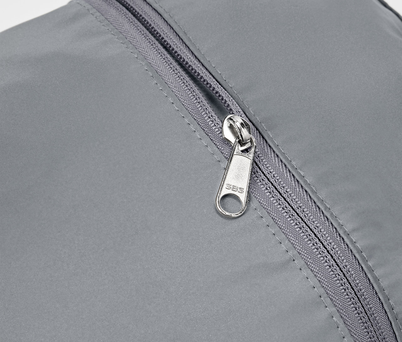 Detailaufnahme eines grauen reflektierenden Rucksacks mit silbernem Reißverschluss.