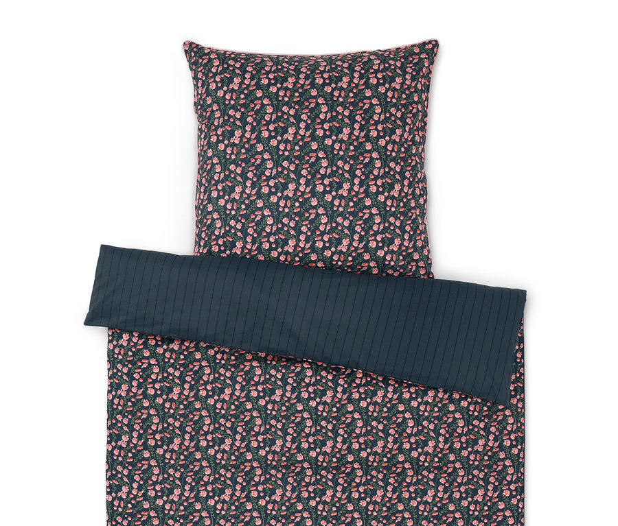 Bettwäsche mit Blumenmuster und einfarbigem Kissenbezug.