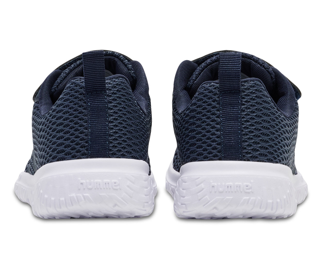 Rückansicht eines Paars HUMMEL Actus Recycled Jr. Schuhe, die Schuhe sind dunkelblau mit weißen Sohlen.