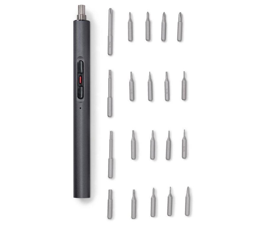 Ein grauer Mini-Akku-Schraubendreher und ein Bit-Set sind auf einem weißen Hintergrund angeordnet.