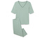 Ein hellgrüner Pyjama, bestehend aus einem kurzärmeligen Oberteil und einer Hose, liegt auf einem weißen Hintergrund.