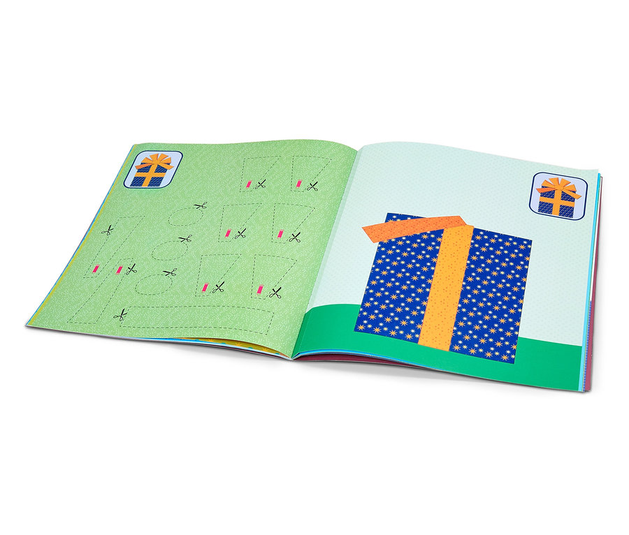Offenes Buch »Das Verbastelbuch für die Allerkleinsten – Weihnachten« mit Abbildungen von Geschenken und Scheren.