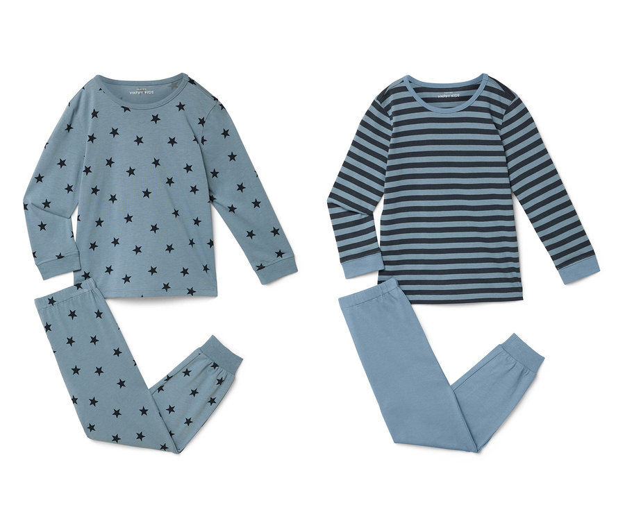 Zwei blaue Schlafanzüge, einer mit Sternen und einer mit Streifen, liegen auf einem weißen Hintergrund.