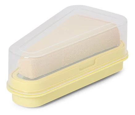 Ein Stück Käse in einer gelben Käseglocke mit transparentem Deckel.