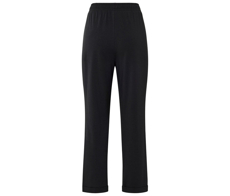 Schwarze Hose mit hochgekrempeltem Saum.