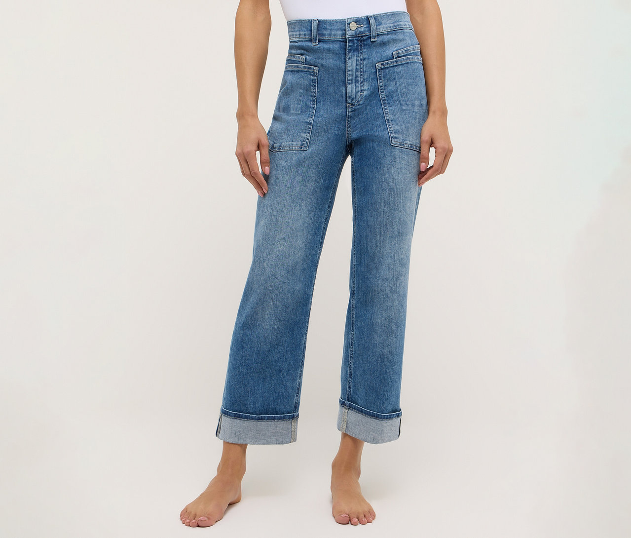 Person trägt blaue Angels Denim »Liberta« Jeans.