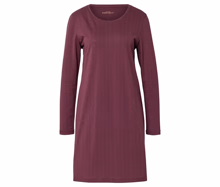 Ein burgunderrotes, langärmeliges Kleid mit Zickzackmuster ist vor einem weißen Hintergrund zu sehen.
