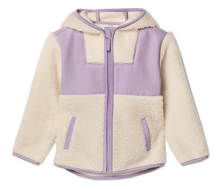 Nahaufnahme einer Fleecejacke mit Kapuze in Lila und Creme.