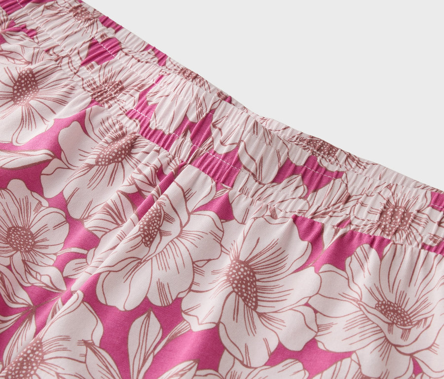 Nahaufnahme vom Bund einer pinkfarbenen Hose mit Blumenmuster.