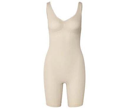 Hautfarbener Shapewear-Body mit V-Ausschnitt, der auf einem weißen Hintergrund steht.