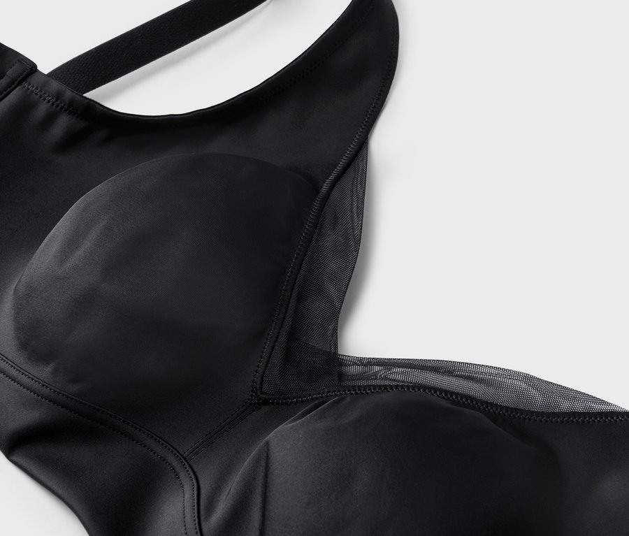 Nahaufnahme eines schwarzen BHs mit breiten Trägern und Mesh-Details.