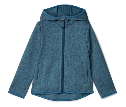 Blaue Fleecejacke mit Kapuze und durchgehendem Reißverschluss. Zwei Taschen sind vorne sichtbar.
