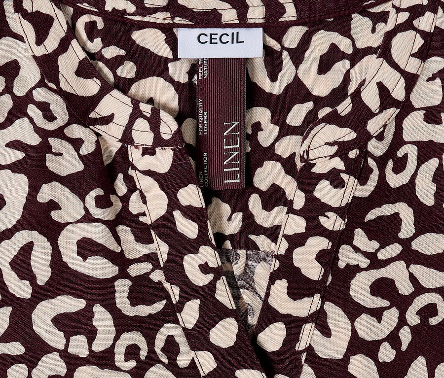 Nahaufnahme eines CECIL-Oberteils mit braunem und beigem Leopardenmuster und einem LINEN-Etikett.