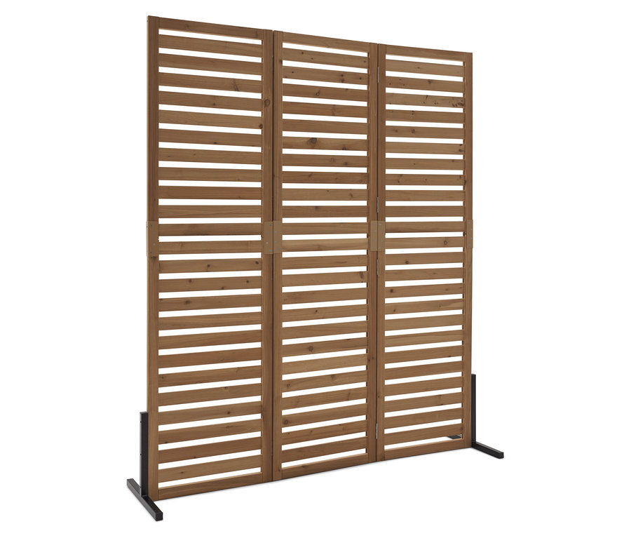 Ein dreiteiliger, horizontal ausgerichteter, hölzerner Raumteiler steht auf einem schwarzen Sockel.