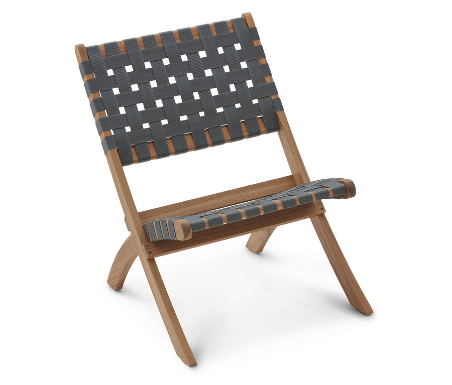 Ein einzelner Holzsessel mit grauem Gurtgeflecht steht auf einem weißen Hintergrund.