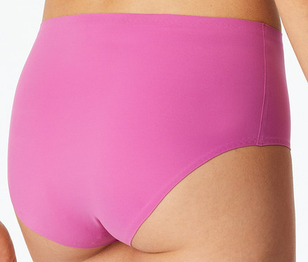 Eine Person trägt einen fuchsiafarbenen SCHIESSER Invisible Slip Maxi, der den unteren Rücken und das Gesäß bedeckt.
