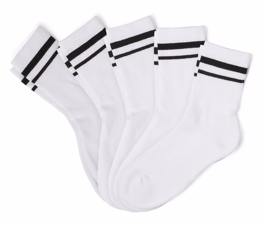 Fünf weiße Socken mit schwarzen Streifen liegen übereinander.